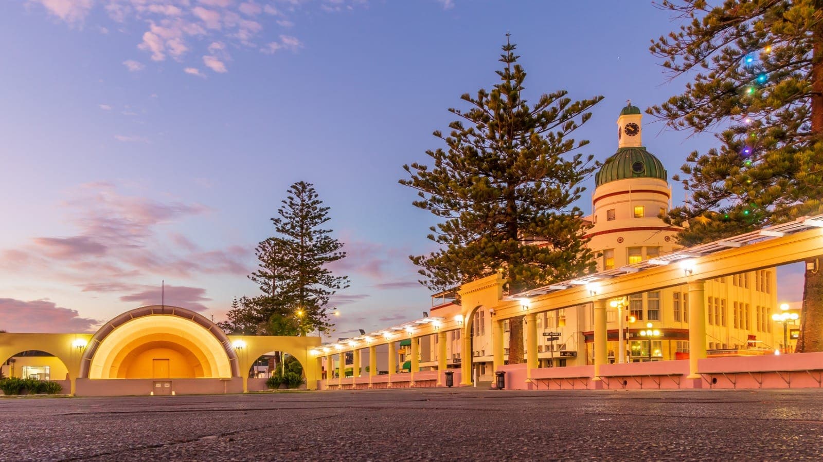 Napier Marine Parade with the Art Deco soundshell and Norfolk pines